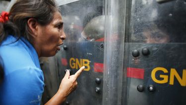 Gobierno y oposición marchan en Caracas