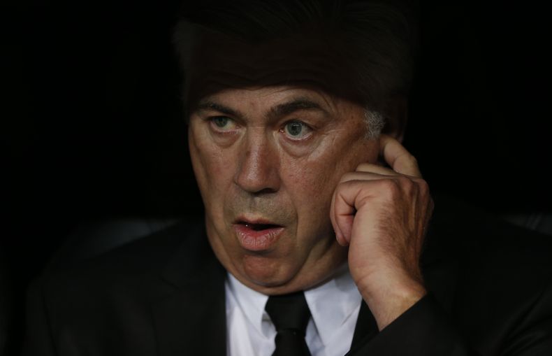 El t&eacute;cnico del Real Madrid, Carlo Ancelotti, espera por el inicio de un partido contra Copenhague por la Liga de Campeones el mi&eacute;rcoles, 2 de octubre de 2013, en Madrid. (AP Photo/Daniel Ochoa de Olza)