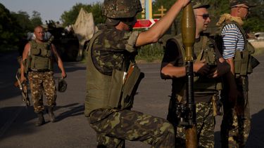 americateve | Soldados ucranianos son vistos en un pueto de control en las afueras del pueblo de Amvrosiivka, este de Ucrania, cerca de la frontera rusa el jueves 5 de junio de 2014. (Foto de AP/Vadim Ghirda)