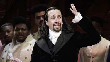 Lin-Manuel Miranda, compositor y creador del premiado musical de Broadway, Hamilton, ofrece un mensaje de gratitud tras recibir una ovación de pie al final del estreno de la obra celebrada en el Centro de Bellas Artes de Santurce, en San Juan, Puerto Rico, el 11 de enero de 2019. (Foto AP/Carlos Giusti, archivo)