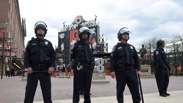 protestas provocan posposicion de juego en baltimore