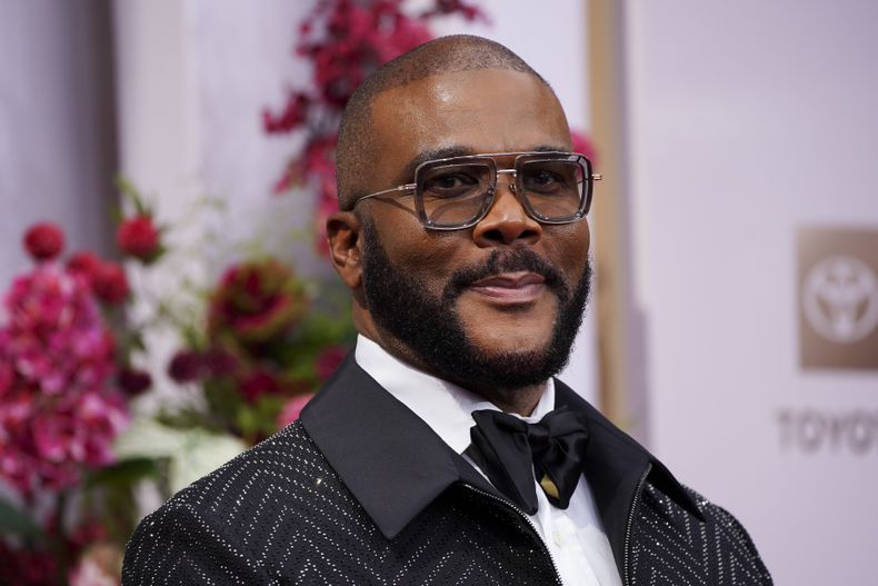 ARCHIVO - Tyler Perry llega a los Premios BET el lunes 9 de junio de 2025, en el Teatro Peacock de Los Ángeles. (Foto Jordan Strauss/Invision/AP, archivo)