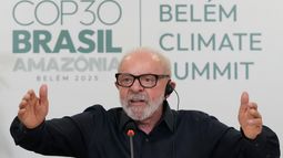 El presidente de Brasil, Luiz Inácio Lula da Silva, habla durante una entrevista con los medios extranjeros antes de la Cumbre del Clima de la ONU COP30 en Belém, estado de Pará, el martes 4 de noviembre de 2025. (AP Foto/Eraldo Peres)