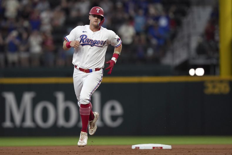 Josh Jung de los Rangers de Texas recorre las bases tras pegar un jonrón en la segunda entrada para anotación de Adolis García en el encuentro ante los Azulejos de Toronto el sábado 17 de junio del 2023. (AP Foto/LM Otero)