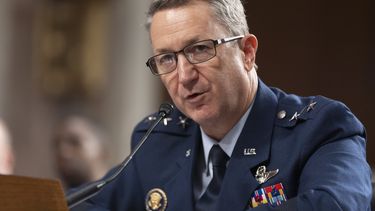 El teniente general retirado John Caine declara durante una vista del Comité de las Fuerzas Armadas del Senado para su confirmación como jefe del Estado Mayor Conjunto, en Washington, el 1 de abril de 2025. (AP Foto/Manuel Balce Ceneta)
