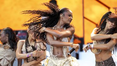 Ayra Starr durante su concierto en el Festival de Glastonbury en Worthy Farm, Somerset, Inglaterra, el domingo 30 de junio de 2024. (Scott A Garfitt/Invision/AP)