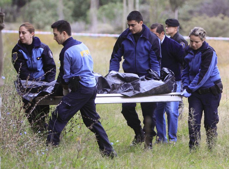 La polic&iacute;a traslada el cuerpo de un turista neozeland&eacute;s asesinado mientras recorr&iacute;a un parque con otros turistas en Mendoza, Argentina, el lunes 28 de abril de 2014. Las autoridades de la ciudad  de Mendoza ofrecen una recompensa de 5