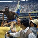 ARCHIVO - Pelé es alzado en hombros tras conquistar con la selección de Brasil la Copa del Mundo en el Mundial de 1970, en Ciudad de México (AP Foto, archivo)