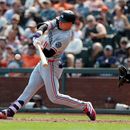 Walker Jenkins de los Mellizos de Minnesota batea un sencillo remolcador en la séptima entrada frente al catcher de los Gigantes de San Francisco Andrew Knizner el miércoles 23 de septiembre del 2026. (AP Foto/Jed Jacobsohn)