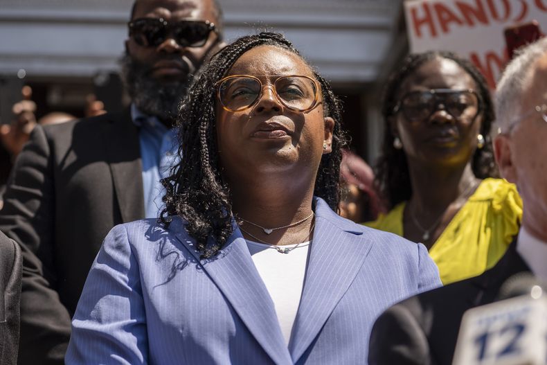 La representante demócrata por Nueva Jersey LaMonica Mclver en conferencia de prensa afuera de un tribunal federal en Newark, Nueva Jersey, el 25 de junio del 2025. (AP foto/Yuki Iwamura)