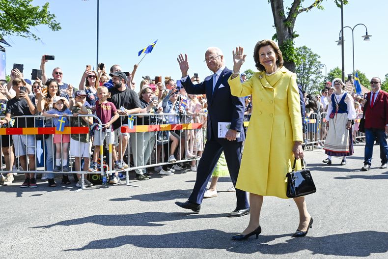 Los reyes de Suecia, Carlos Gustavo y Silvia, visitan Strangnas, Suecia, para festejar el Día Nacional del país, martes 6 de enero de 2023. Se festeja el 500 aniversario del ascenso al trono de Gustavo Vasa y la fundación del país escandinavo como nación independiente. (Pontus Lundahl/TT News Agency via AP)