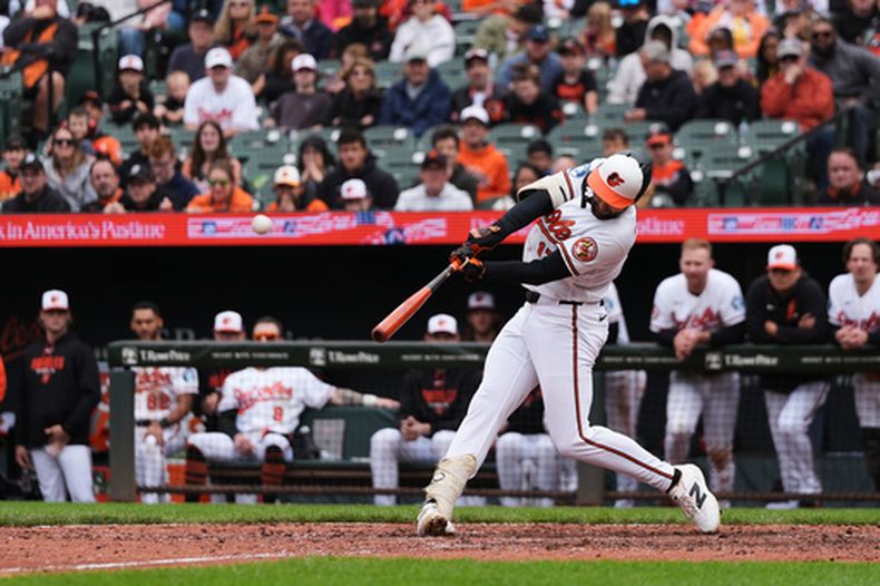 Colton Cowser, de los Orioles de Baltimore, conecta un jonrón de tres carreras para dejar en el terreno al rival durante la novena entrada del primer juego de una doble cartelera contra los Tigres de Detroit, el domingo 24 de mayo de 2026, en Baltimore. (Foto AP/Stephanie Scarbrough)