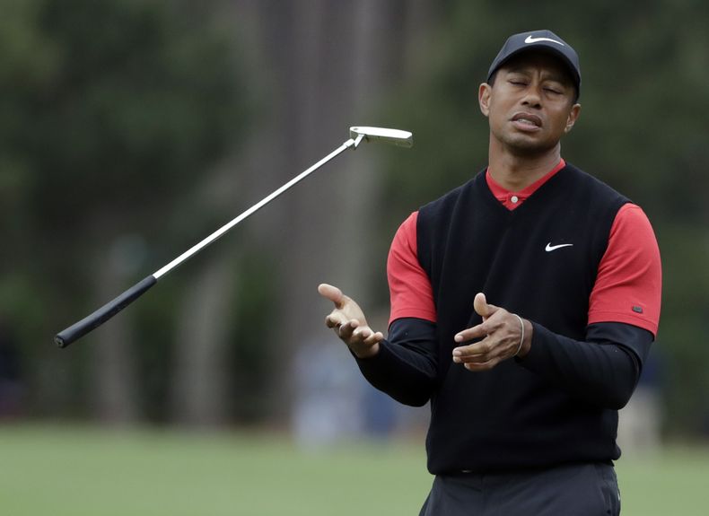 ARCHIVO - Tiger Woods suelta su palo en el décimo green durante la ronda final del torneo Players Championship, el 17 de marzo de 2019, en Ponte Vedra Beach, Florida. (AP Foto/Lynne Sladky)