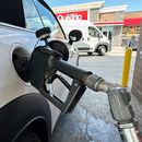 Un conductor llena el tanque de un vehículo en una gasolinería QuikTrip el martes 15 de septiembre de 2026, en Greenwood Village, Colorado. (AP Foto/David Zalubowski)