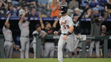 Zack Short, de los Tigres de Detroit, se enfila al plato para anotar con un doble de Jonathan Schoop durante la octava entrada del juego de béisbol en contra de los Reales de Kansas City, el miércoles 24 de mayo de 2023, en Kansas City, Missouri. (AP Foto/Charlie Riedel)