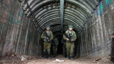 Soldados israelíes en un túnel que, según el ejército, Hamás utilizó para atacar el cruce de Erez en el norte de la Franja de Gaza, el viernes 15 de diciembre de 2023. (Foto AP/Ariel Schalit)