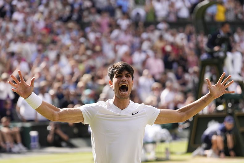 El español Carlos Alcaraz celebra tras derrotar al serbio Novak Djokovic en la final individual masculina de Wimbledon en Londres, el domingo 14 de julio de 2024. (AP Foto/Alberto Pezzali)