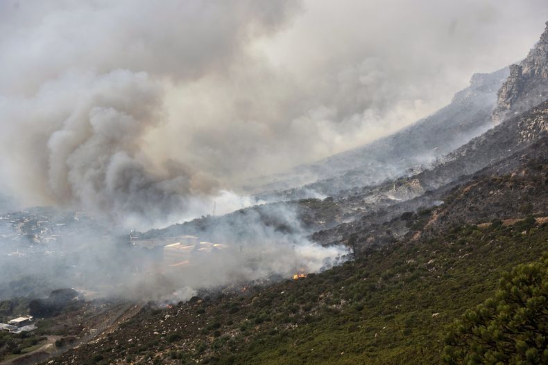 Los incendios en Table Mountain en Ciudad del Cabo, Sudáfrica, el 28 de abril del 2025. (AP foto/Str)