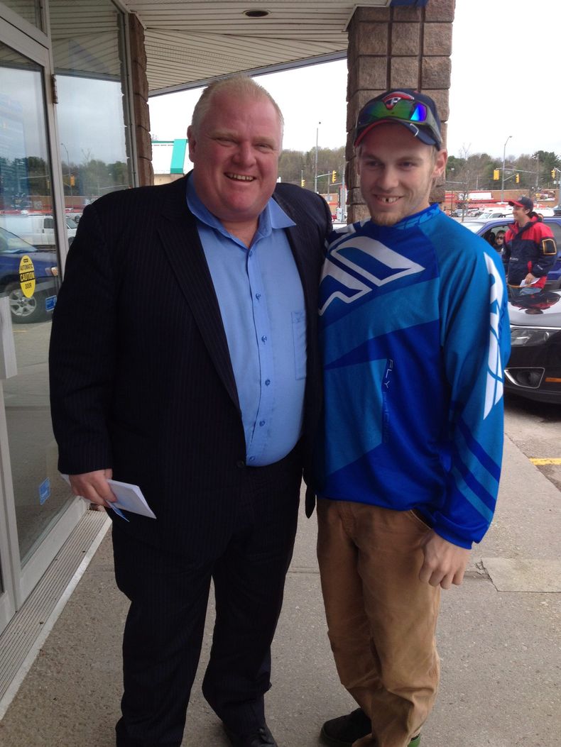 En esta foto prove&iacute;da por Brody Lisle, el alcalde de Toronto Rob Ford posa para una foto con Lisle en Bracebridge, Ontario, Canad&aacute;, el viernes, 16 de mayo del 2014. (Foto AP/The Canadian Press, Brody Lisle)