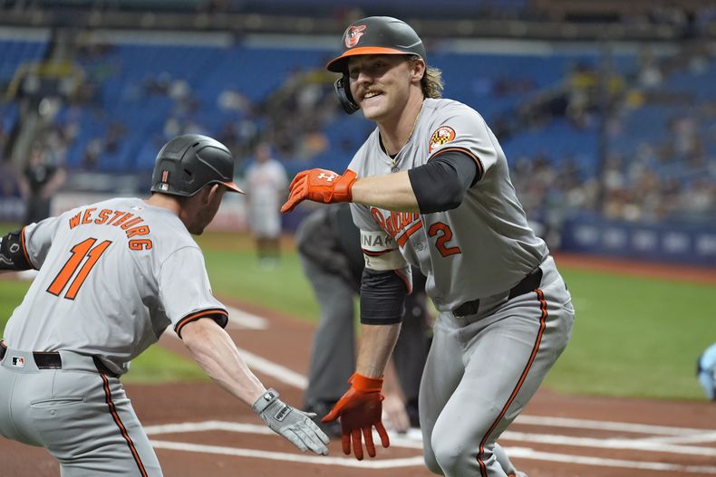 Gunnar Henderson (2), de los Orioles de Baltimore, celebra con Jordan Westburg (11) después de que Henderson abriera el juego con un cuadrangular ante el abridor de los Rays Tampa Bay Ryan Pepiot durante la primera entrada del juego de béisbol, el lunes 10 de junio de 2024, en San Petersburgo, Florida. (AP Foto/Chris OMeara)