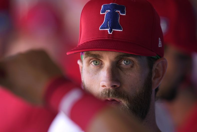 Bryce Harper, primera base de los Filis de Filadelfia, camina en el dugout durante el juego de pretemporada ante los Bravos de Atlanta, el miércoles 28 de febrero de 2024, en Clearwater, Florida (AP Foto/Charlie Neibergall)
