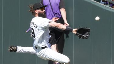 Charlie Blackmon, de los Rockies de Colorado, se desliza para atrapar un batazo en contra de los Guardianes de Cleveland durante la quinta entrada del juego de béisbol del lunes 27 de mayo de 2024, en Denver. (AP Foto/Jack Dempsey)
