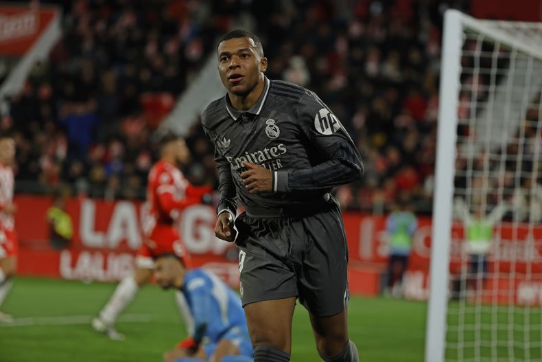 Kylian Mbappe del Reak Madrid reacciona tras anotar el tercer gol de su equipo ante el Girona en la liga española el sábado 7 de diciembre del 2024. (AP Foto/Joan Monfort)