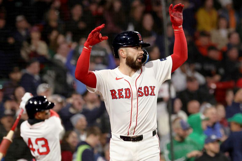 ARCHIVO - Connor Wong, catcher de los Medias Rojas de Boston, reacciona después de anotar durante la cuarta entrada de un juego de béisbol contra los Gigantes de San Francisco, el miércoles 1 de mayo de 2024, en Boston. (AP Photo/Mark Stockwell, Archivo)
