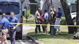 Autoridades en Lake Forest, en Tampa, Florida, debido a reportes de un hombre que se había atrincherado en una vivienda, en conexión con la desaparición de dos estudiantes de la Universidad del Sur de Florida, el 24 de abril del 2026. (Douglas R. Clifford/Tampa Bay Times via AP)