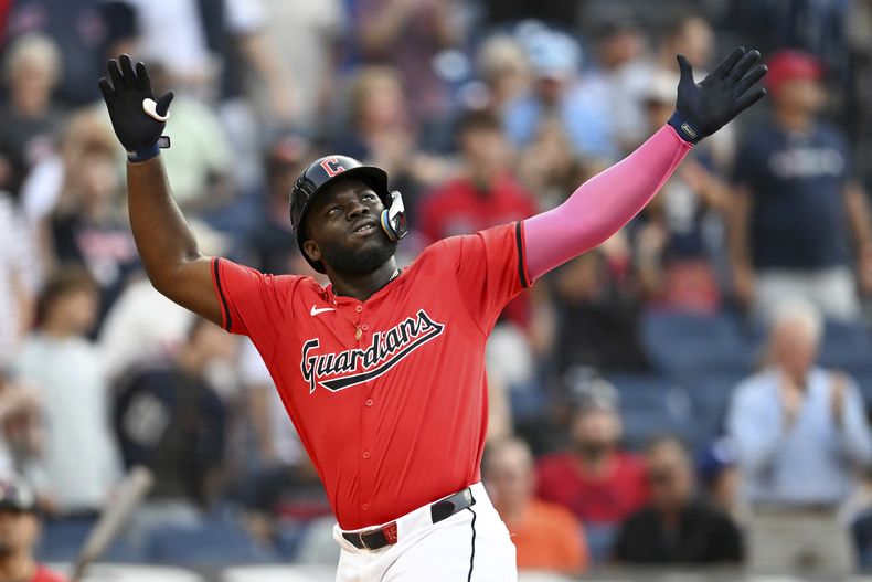 El dominicano Jhonkensy Noel, de los Guardianes de Cleveland, celebra tras batear un jonrón en el juego del martes 23 de julio de 2024 ante los Tigres de Detroit (AP Foto/Nick Cammett)