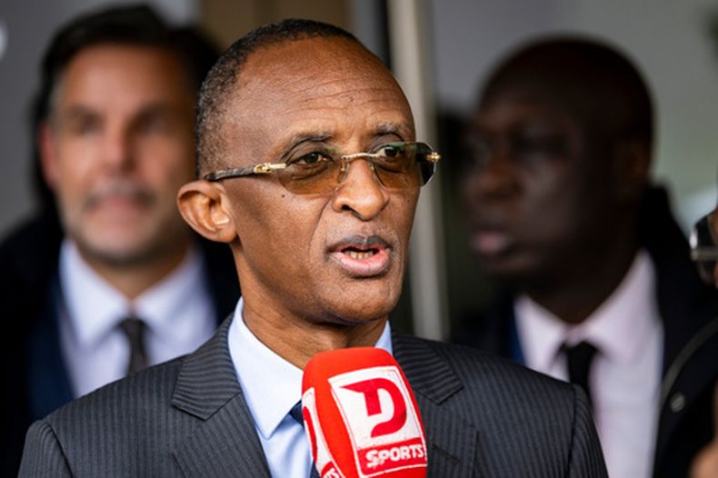 Abdoulaye Sow, secretario general de la Federación de Fútbol de Senegal, habla con los periodistas al salir del Tribunal de Arbitraje Deportivo, tras la audiencia contra la Confederación Africana de Fútbol y la Real Federación de Marruecos el jueves 8 de octubre del 2026. (Jean-Christophe Bott/Keystone via AP)