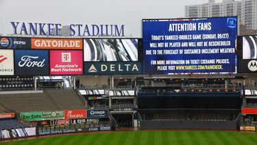 Los Yankees de Nueva York anuncian en las pantallas del Estadio la cancelación del último encuentro de la temporada regular ante los Orioles de Baltimore debido al clima el domingo 27 de septiembre del 2026. (AP Foto/Noah K. Murray)