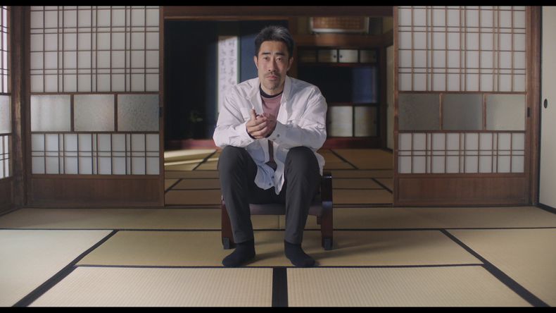 En esta imagen proporcionada por Hulu, el comediante Nasubi en 2021 en una escena del documental The Contestant de Clair Titley, que explora la historia detrás de un reality japonés de la década de 1990 en el que Nasubi debía sobrevivir con cupones enviados por correo y tenía negado el contacto con el exterior. (Hulu vía AP)