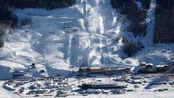 ARCHIVO - Esta imagen muestra los recintos donde se disputarán pruebas de snowboard y esquí en los próximos Juegos Olímpicos de Milán-Cortina en Livigno, Italia, el sábado 27 de diciembre de 2025. (AP Foto/Gabriele Facciotti, Archivo)