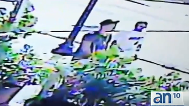 americateve | Unos ladrones entraron a robar a una tienda de celulares en el suroeste de Miami y la policía sigue buscando a uno de ellos.