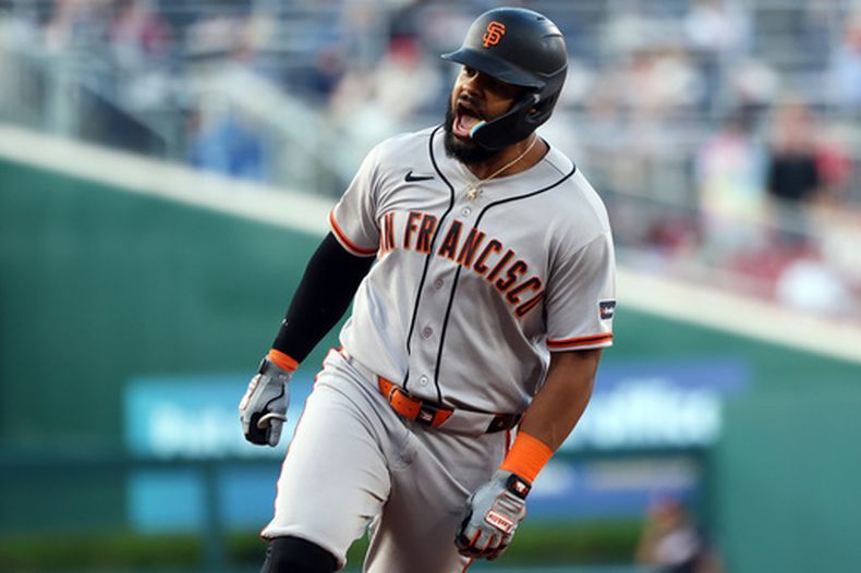 Heliot Ramos, de los Gigantes de San Francisco, celebra después de batear un cuadrangular durante la segunda entrada del juego de béisbol de Grandes Ligas contra los Nacionales de Washington, el viernes 17 de abril de 2026, en Washington. (AP Foto/Daniel Kucin Jr.)