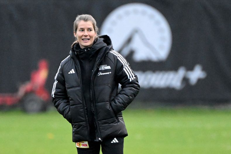 ARCHIVO - En esta foto del 20 de noviembre de 2023, Marie-Louise Eta, entrenadora asistente del Unión de Berlín, encabeza un entrenamiento. (Matthias Koch/dpa vía AP)