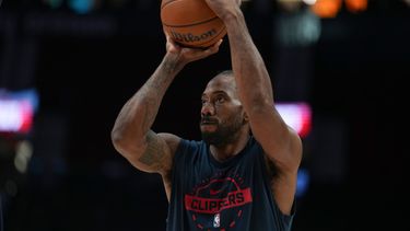 ARCHIVO - Foto del 10 de abril del 2026, el alero de los Clippers de Los Ángeles Kawhi Leonard calienta antes de un encuentro de la NBA. (AP Foto/Jenny Kane, Archivo)
