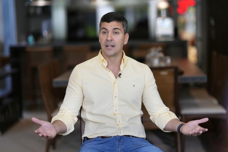 Santiago Peña, candidato presidencial por el gobernante Partido Colorado, da una entrevista en su casa en Asunción, Paraguay, el miércoles 26 de abril de 2023. Las elecciones generales están fijadas para el 30 de abril. (AP Foto/Jorge Saenz)