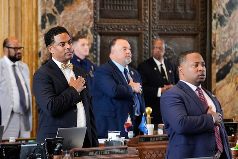 Los representantes de Luisiana Adrian Fisher, demócrata del distrito 16, izquierda, Chad Michael Boyer, republicano del distrito 46, y C. Travis Johnson, demócrata del distrito 21, derecha, recitan el juramento de lealtad antes de una votación sobre un plan de redistribución de distritos para eliminar un distrito parlamentario de mayoría negra en respuesta a un fallo de la Corte Suprema de Estados Unidos, en Baton Rouge, Luisiana, el jueves 21 de mayo de 2026. (AP Foto/Gerald Herbert)
