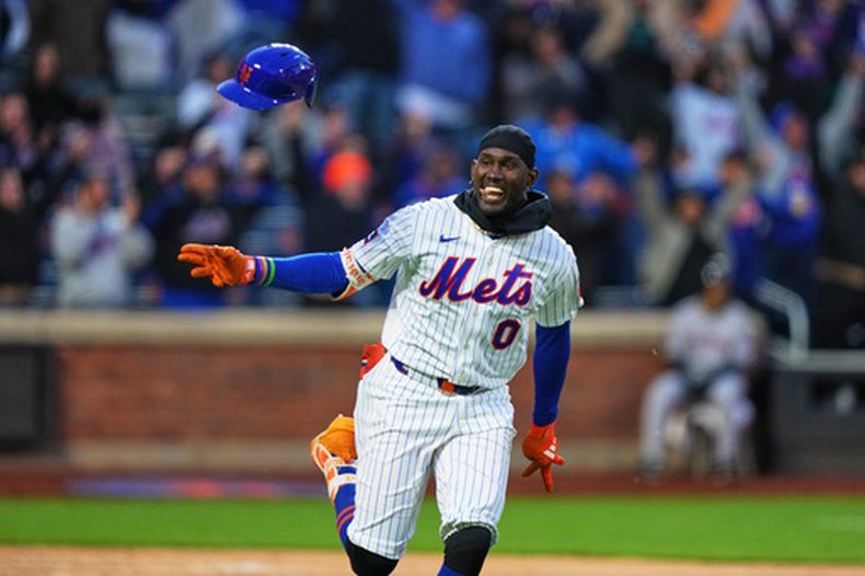 El dominicano Ronny Mauricio, de los Mets de Nueva York, festeja luego de definir el juego del martes 7 de abril de 2026 ante los Diamondbacks de Arizona con un sencillo en la décima entrada (AP Foto/Frank Franklin II)