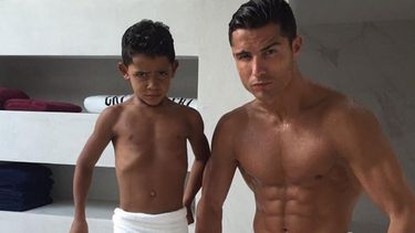 cristiano ronaldo le ensena a su hijo a presumir de su fisico
