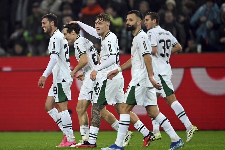 Rocco Reitz (2do a la izquierda) del Borussia Monchengladbach celebra junto a sus compañeros luego de anotar durante el partido de la Liga Alemana frente al VfL Wolfsburg en el Borussia Park en Monchengladbach, Alemania, el viernes 10 de noviembre de 2023.(Federico Gambarini/dpa via AP)
