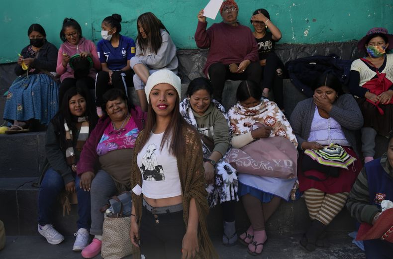 Una reclusa sonríe mientras modela una creación hecha por otra presa en un desfile patrocinado por el programa Emprendiendo para ser libres en la prisión de mujeres de Obrajes en La Paz, Bolivia, el martes 23 de mayo de 2023. (AP Foto/Juan Karita)