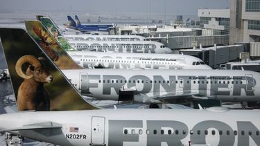 americateve | Varios aviones de Frontier Airlines frente a la terminal A del aeropuerto Internacional de Denver, en esta fotograf&iacute;a de archivo del 22 de febrero de 2010. (Foto AP/David Zalubowski, Archivo)