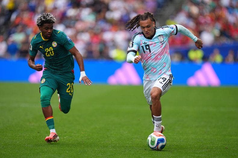 ARCHIVO - El senegalés Ibrahim Mbaye (20) y el belga Diego Moreira (19) corren tras el balón durante el partido de fútbol de los dieciseisavos de final de la Copa del Mundo entre Bélgica y Senegal en Seattle, el miércoles 1 de julio de 2026. (Foto AP/Manu Fernandez, archivo)