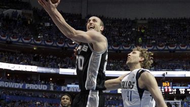 americateve | El argentino Manu Gin&oacute;bili, de los Spurs de San Antonio, salta para encestar frente al alem&aacute;n Dirk Nowitzki, de los Mavericks de Dallas, en el duelo de postemporada realizado el lunes 28 de abril de 2014 (AP Foto/Tony Guti&eacute;rrez)