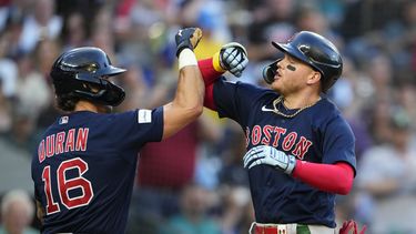 Jarren Durán felicita al mexicano Alex Verdugo, quien pegó un jonrón ante los Marineros de Seattle el martes 1 de agosto de 2023 (AP Foto/Lindsey Wasson)