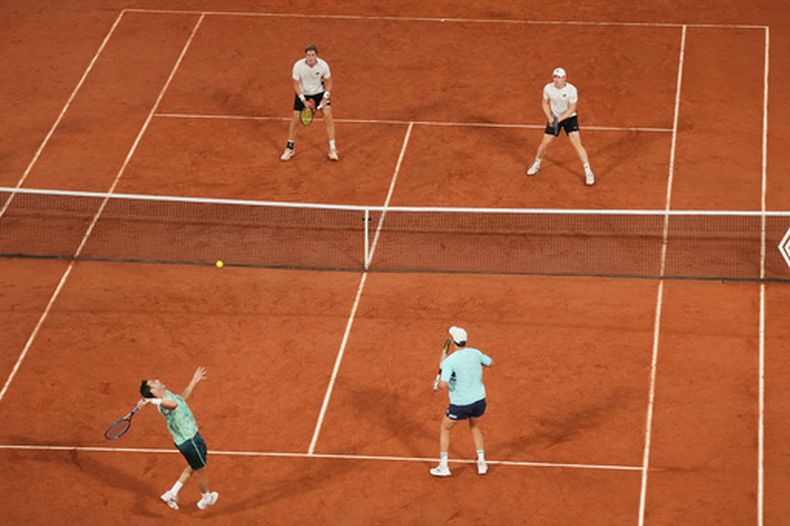 El español Marcel Granollers, abajo a la izquierda, y el argentino Horacio Zeballos juegan contra el finlandés Harri Heliovaara, arriba a ka derecha, y el btiránico Henry Patten, arriba a la izquierda, durante la final del torneo de dobles del Abierto de Francia, el sábado 6 de junio de 2026, en París. (AP Foto/Thibault Camus)