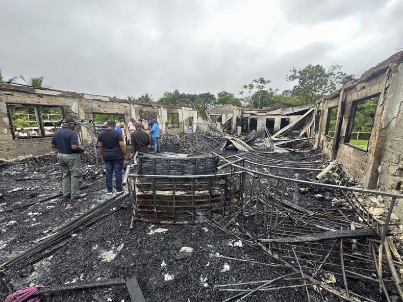 La parte incendiada de la escuela en Mahdia, Guyana, el 22 de mayo de 2023. Foto proveída por el Departamento de Información Pública de Guyana. (Departamento de Información Pública de Guyana via AP)
